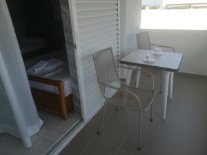 una pequeña mesa blanca y sillas en una habitación en Loginos Studios, en Kallithea Halkidikis