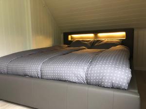 Un pat sau paturi într-o cameră la Atlantic Panorama Villa Kalle