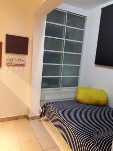 een kamer met een bed en een raam bij Lovely apartment premium location in Ramat Gan
