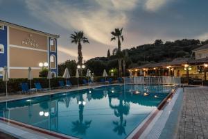 une grande piscine en face d'un hôtel dans l'établissement Hotel Petros, à Tsilivi