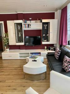 ein Wohnzimmer mit einem Sofa und einem Tisch in der Unterkunft Macke`s Ferienwohnungen in Hahnenklee-Bockswiese