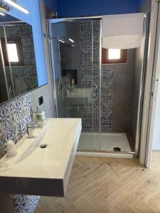 マリーナ・ディ・パルマにあるB&B Terrazze Chiaramontaneのバスルーム(シャワー、白いシンク付)