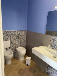 マリーナ・ディ・パルマにあるB&B Terrazze Chiaramontaneのバスルーム(白いトイレ、シンク付)