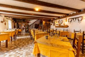 Reštaurácia alebo iné gastronomické zariadenie v ubytovaní Hotel Des Alpes