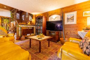 ein Wohnzimmer mit einem Sofa und einem Tisch in der Unterkunft Hotel Des Alpes in Saint-Rhémy