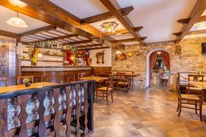 Reštaurácia alebo iné gastronomické zariadenie v ubytovaní Hotel Des Alpes