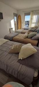 เตียงในห้องที่ Frente al mar 110 m2