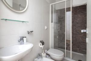 ラ・スペツィアにあるSciuscettùa Roomsのバスルーム(トイレ、洗面台、シャワー付)