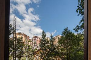 vistas a un edificio con árboles en el primer plano en Sciuscettùa Rooms, en La Spezia