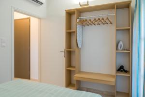 Postel nebo postele na pokoji v ubytování CHROMA Lodge Rafina