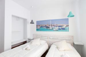 En eller flere senge i et værelse på Hostal Ibiza