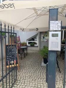 restauracja z ogrodzeniem, stołem i krzesłami w obiekcie Center Warsaw- Apartamenty Smolna w Warszawie