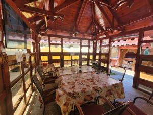 a large dining room with a table and chairs at Villa ANelu in Mamaia Sat/Năvodari