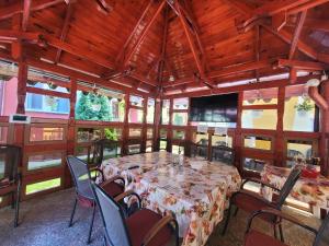 a dining room with a table and chairs and a tv at Villa ANelu in Mamaia Sat/Năvodari