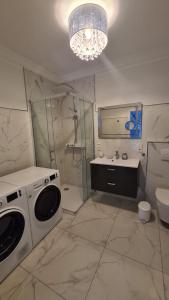 a bathroom with a washing machine and a sink at R&S Apartments Bremen in Bremen