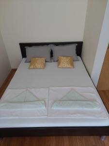 Postel nebo postele na pokoji v ubytování Apartments Crnjac