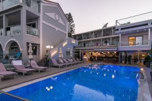 Bazén v ubytování Denise Beach Hotel nebo v jeho okolí