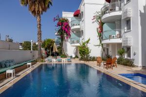 The swimming pool at or close to La Brezza Suite & Hotel
