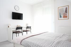 ザグレブにあるWHITE ROOMS ARENA ZAGREBの白いベッドルーム(ベッド1台、デスク付)