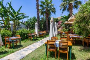 A garden outside La Brezza Suite & Hotel