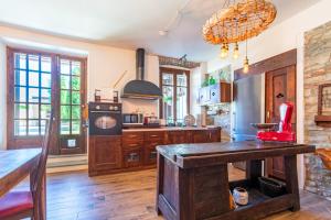 uma grande cozinha com pisos em madeira e uma mesa em I Tre Tramonti em Acqui Terme