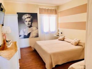 a bedroom with two beds and a picture of a woman at Residence Cà di Capri in Bussolengo