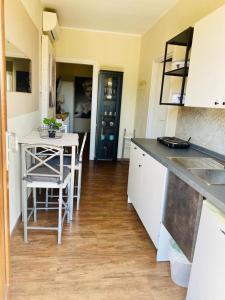 a kitchen with a table and a counter top at Residence Cà di Capri in Bussolengo