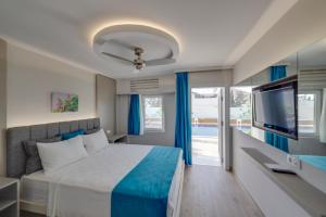 A bed or beds in a room at La Brezza Suite & Hotel Még 37 kép