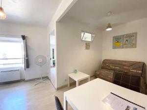 ein Wohnzimmer mit einem Sofa und einem Tisch in der Unterkunft LaPoterie in Vallauris