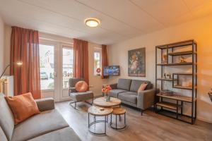 ein Wohnzimmer mit einem Sofa und einem Tisch in der Unterkunft Fleurie de Montagne in Mechelen