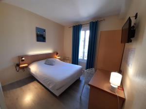 Кровать или кровати в номере Contact Hotel de France