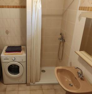 La Ferté-ImbaultにあるLa Renardieの洗濯機と洗面台を備えたバスルーム +31枚の写真