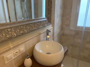 Koupelna v ubytování innCádizPalacio Conde Casa-Brunet