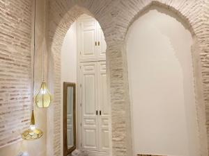 Koupelna v ubytování innCádizPalacio Conde Casa-Brunet