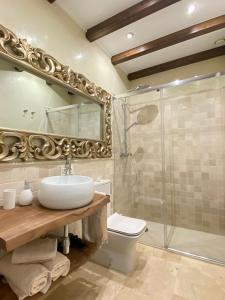Koupelna v ubytování innCádizPalacio Conde Casa-Brunet + 37 fotografií