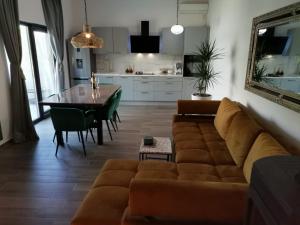 ein Wohnzimmer mit einem Sofa und einem Tisch in der Unterkunft Luxury apartment Tamaris by the sea in Nin