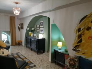 - un salon avec une table et une commode dans l'établissement Casa Famoso, à Catane