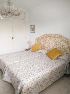 マルベーリャにあるApartamento Sol y Playaのベッドルーム1室(大型ベッド1台、黄色い枕付)