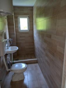 Koupelna v ubytování MD APARTMANI CANJ + 10 fotografií