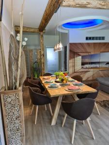 ein Esszimmer mit einem Holztisch und Stühlen in der Unterkunft Bambu Lodge @ Ossiachersee in Bodensdorf