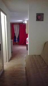 um corredor de um quarto com uma cortina vermelha em QUEYRAS em Ceillac