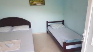 een slaapkamer met 2 bedden in een kamer bij Farm house Godinje in Godinje