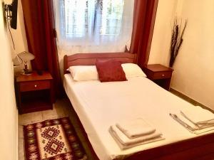 A bed or beds in a room at PLAZA Studios