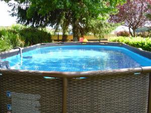 una gran piscina con una fuente de agua. en Le clos des tuileries en Montholon