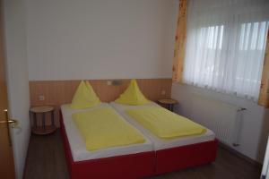 Кровать или кровати в номере Ferienwohnungen Valerie