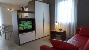 A kitchen or kitchenette at Residence Rivachiara (check-in at Hotel Riviera in Viale Rovereto, 95)