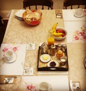 una mesa con una bandeja de comida para el desayuno. en Blue Spruce Bed and Breakfast en Gravenhurst