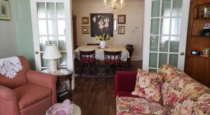 格雷文赫斯特的住宿－Blue Spruce Bed and Breakfast，客厅配有沙发和桌椅