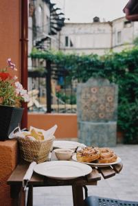 een tafel met twee borden eten erop bij Homey in Tbilisi City