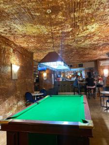 una mesa de billar en una habitación con bar en Ali's Underground Studio, en Coober Pedy